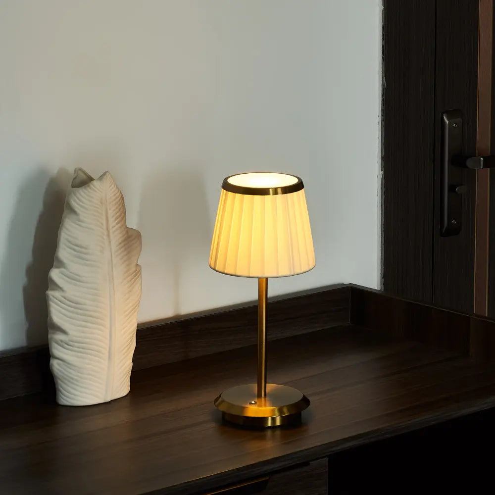 Klassische Tischlampe mit plissiertem Stoffschirm und Akku
