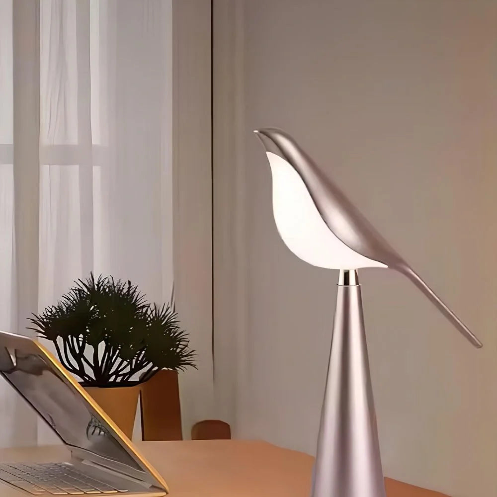 Serene Magpie Tischleuchte mit drehbarem Lampenkopf und Dimmer