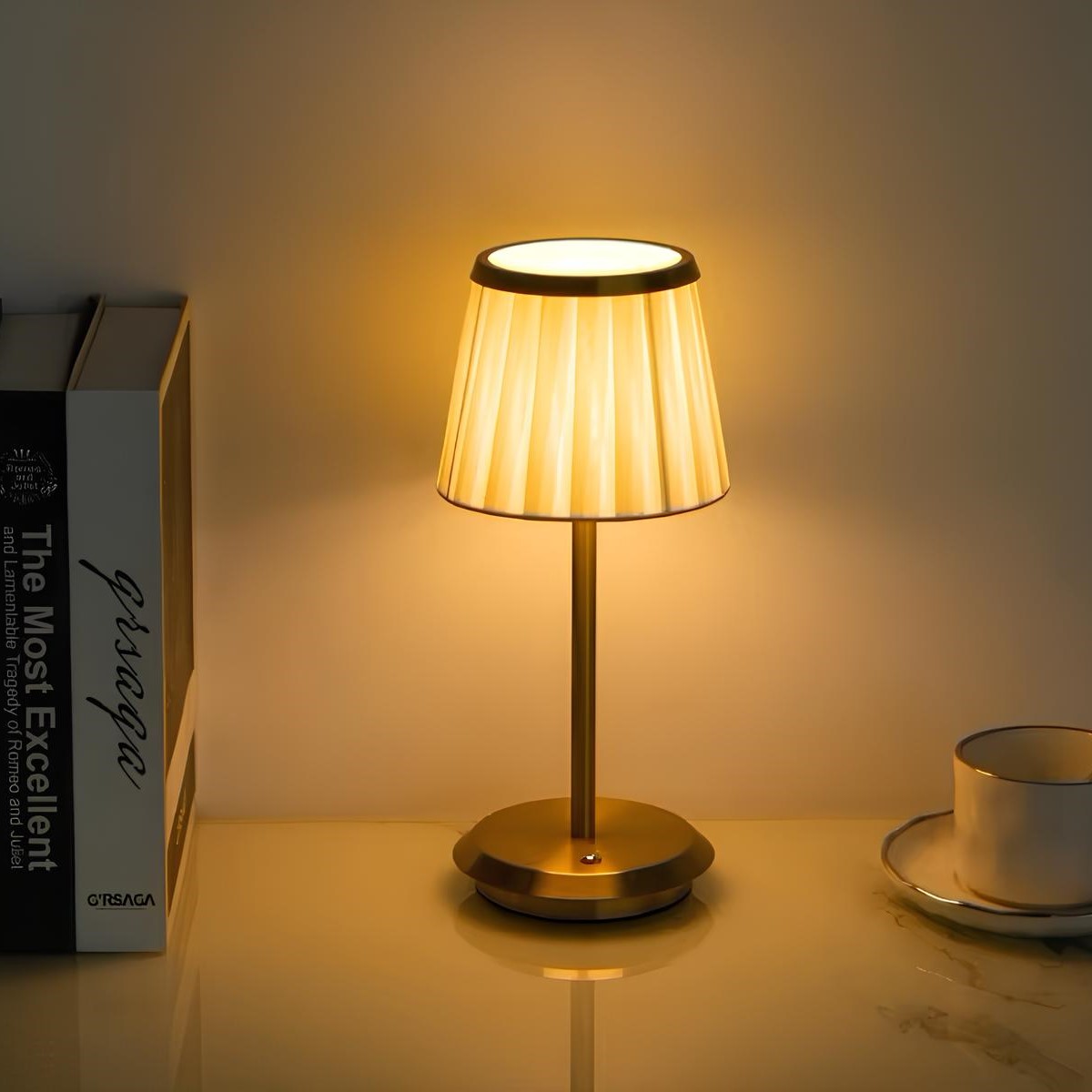 Klassische Tischlampe mit plissiertem Stoffschirm und Akku