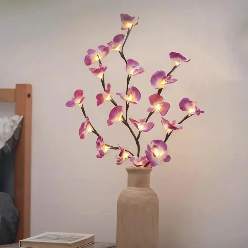 Beleuchtete Zweige mit LED-Lichtern in verschiedenen Naturdesigns
