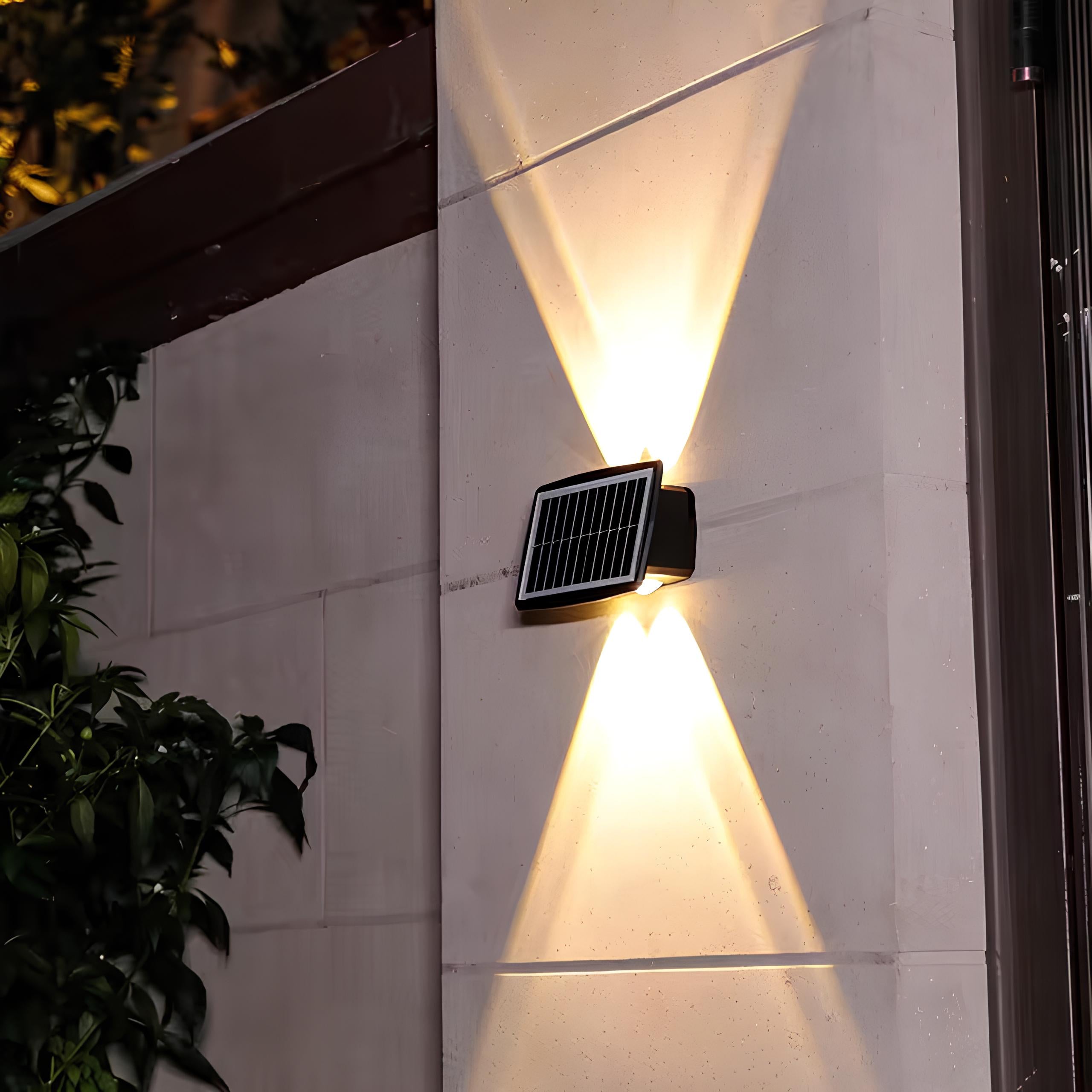 Solarbetriebene Wandleuchte mit zwei Lichtmodi für Außen