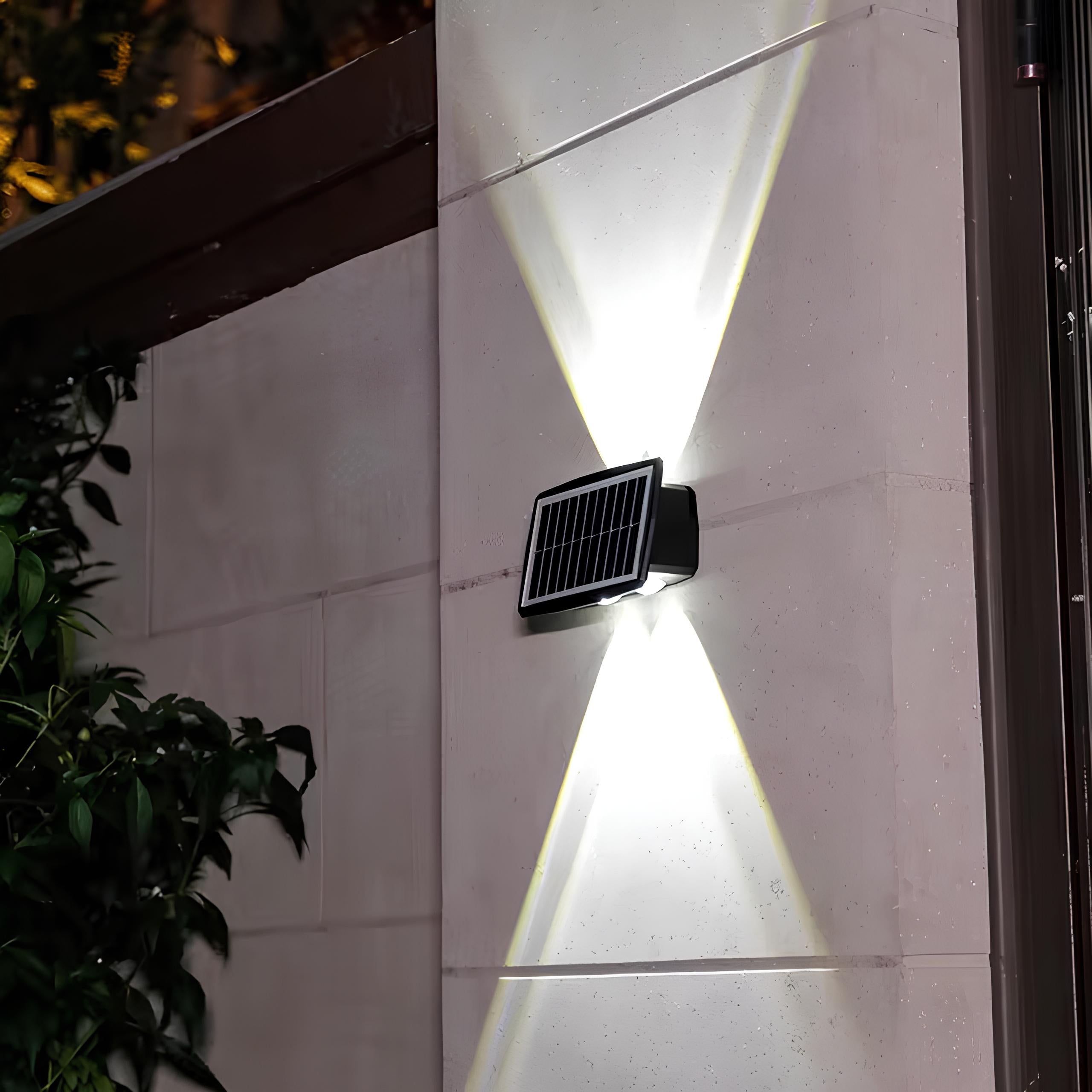 Solarbetriebene Wandleuchte mit zwei Lichtmodi für Außen