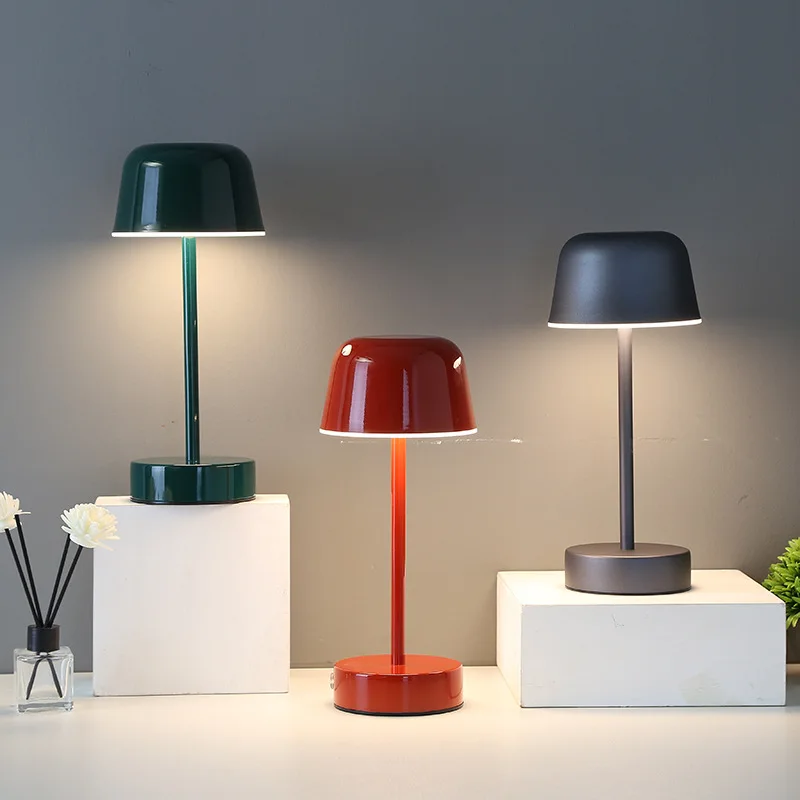Prisma Pulsflare Tischlampe mit dimmbarem Licht und Metallgehäuse