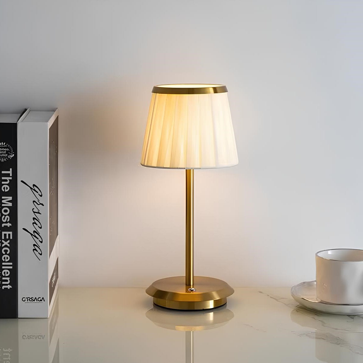 Klassische Tischlampe mit plissiertem Stoffschirm und Akku