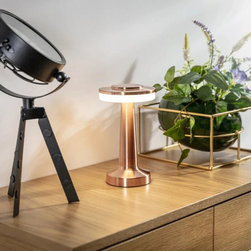 Retro Tischlampe aus Eisen mit dimmbarer Lichtfarbe und kabellosem Design