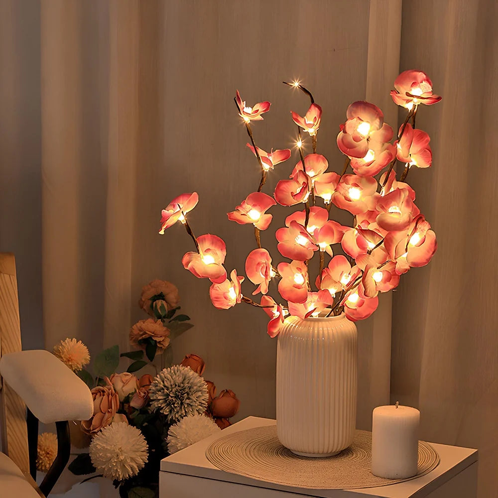 Beleuchtete Zweige mit LED-Lichtern in verschiedenen Naturdesigns