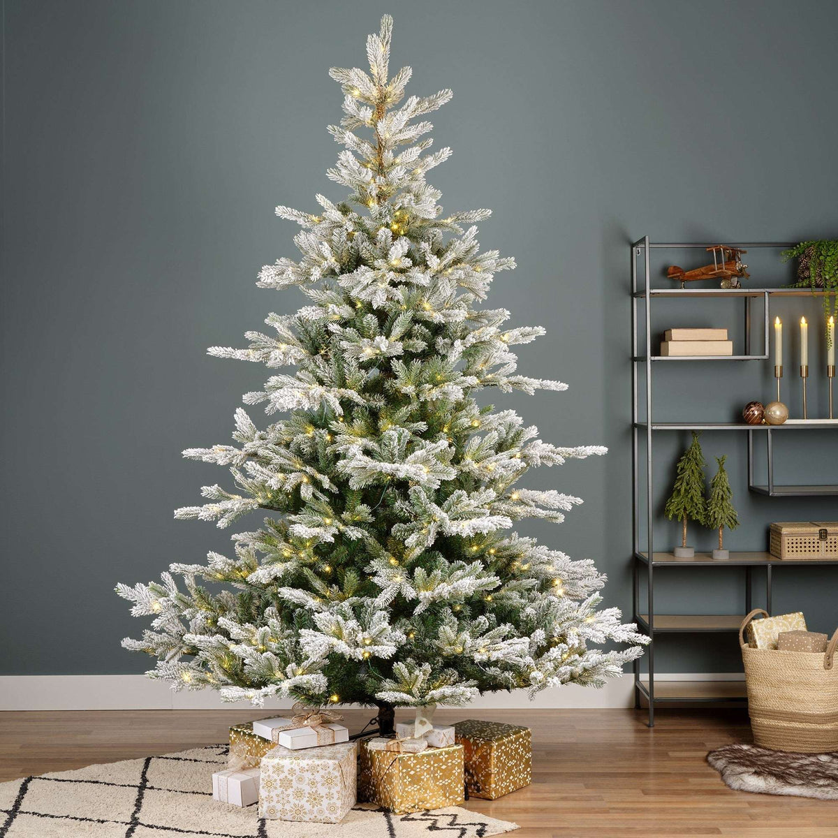Premium Tanne „Grandis Fir“ verschneit mit warmweißer Beleuchtung – 180 cm