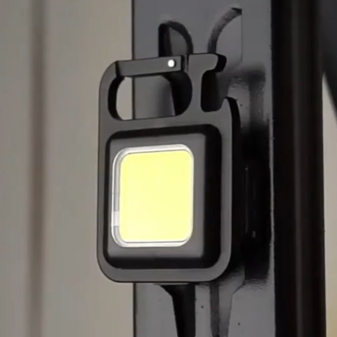 Multifunktionale Schlüsselanhänger-Taschenlampe mit Flaschenöffner