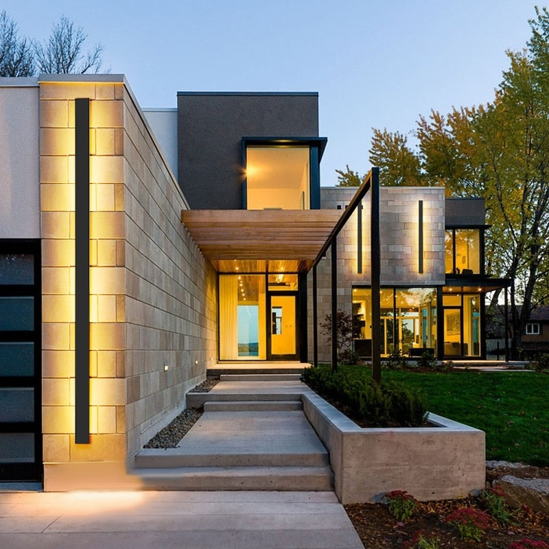 Linear Luxe™ Außenwandleuchte aus Schmiedeeisen und Aluminium