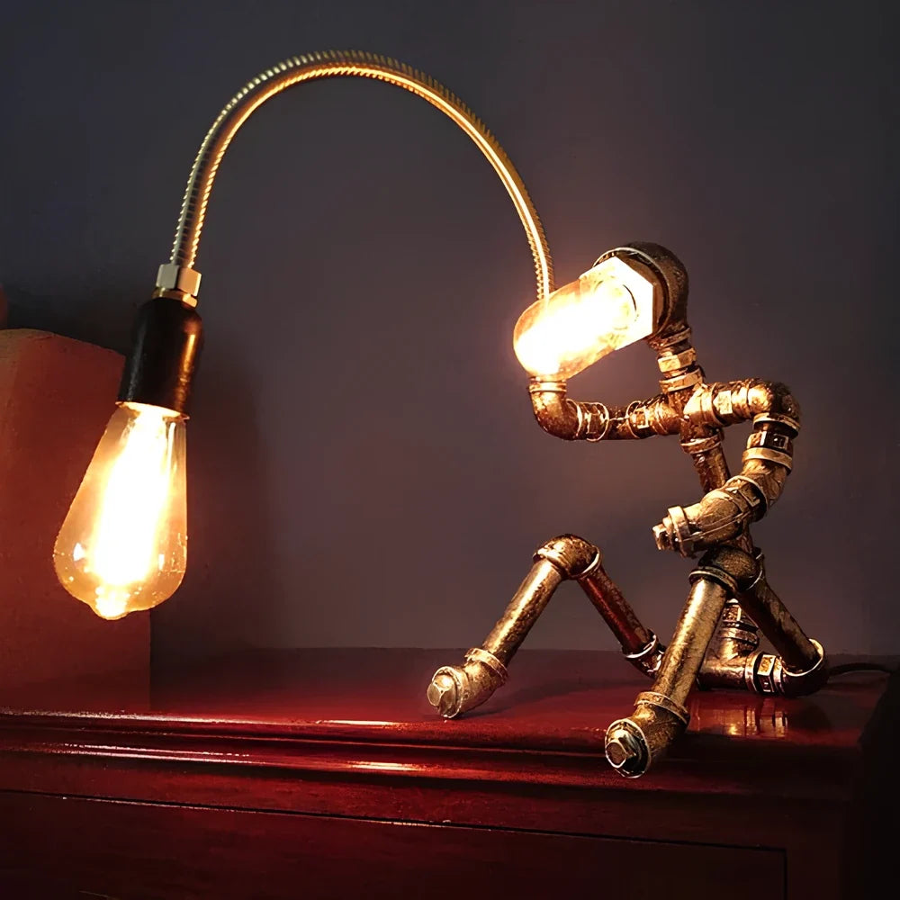 Steampunk Tischlampe aus Eisenrohren mit Vintage-Glühbirne