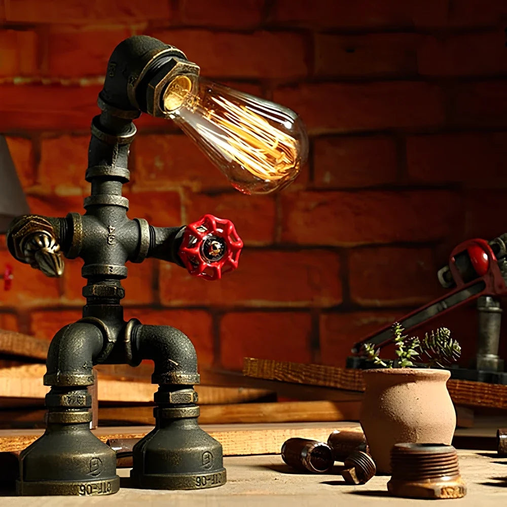 Steampunk Tischlampe aus Eisenrohren mit Vintage-Glühbirne