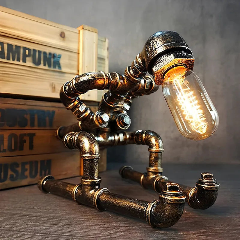Steampunk Tischlampe aus Eisenrohren mit Vintage-Glühbirne
