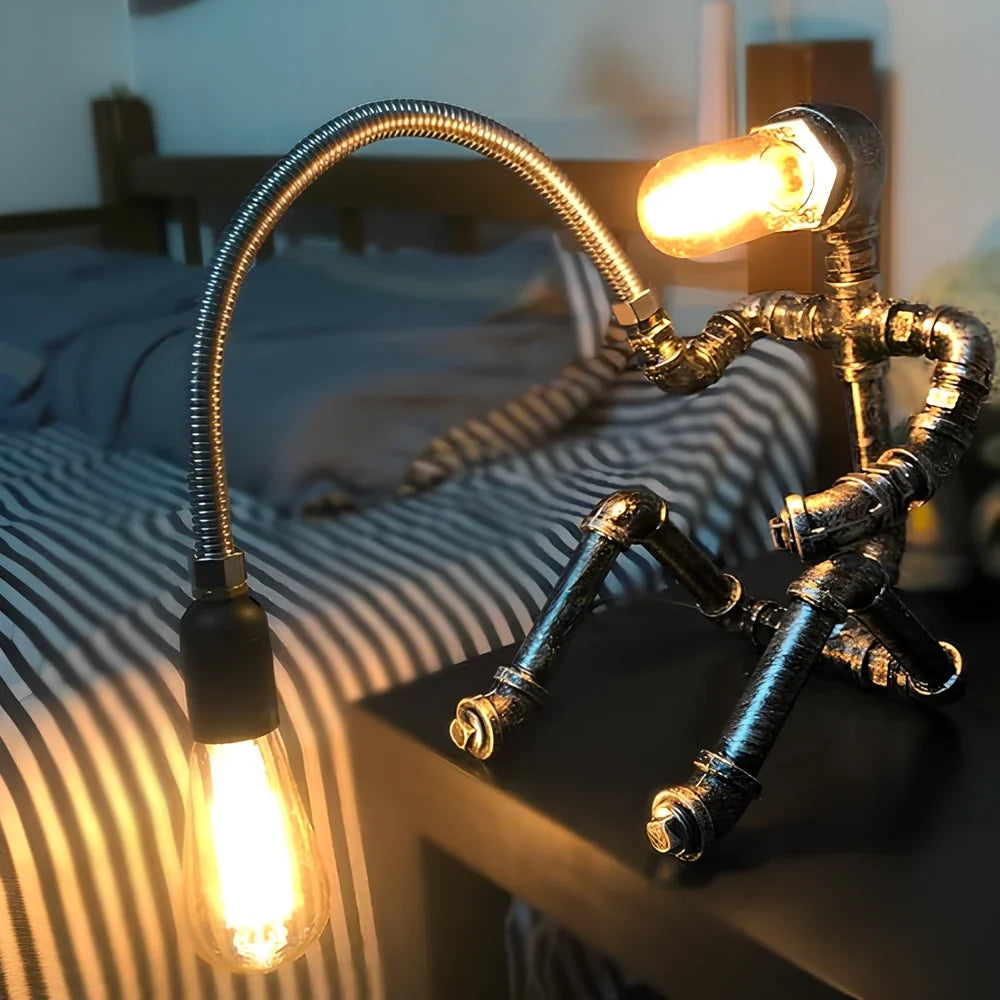 Steampunk Tischlampe aus Eisenrohren mit Vintage-Glühbirne
