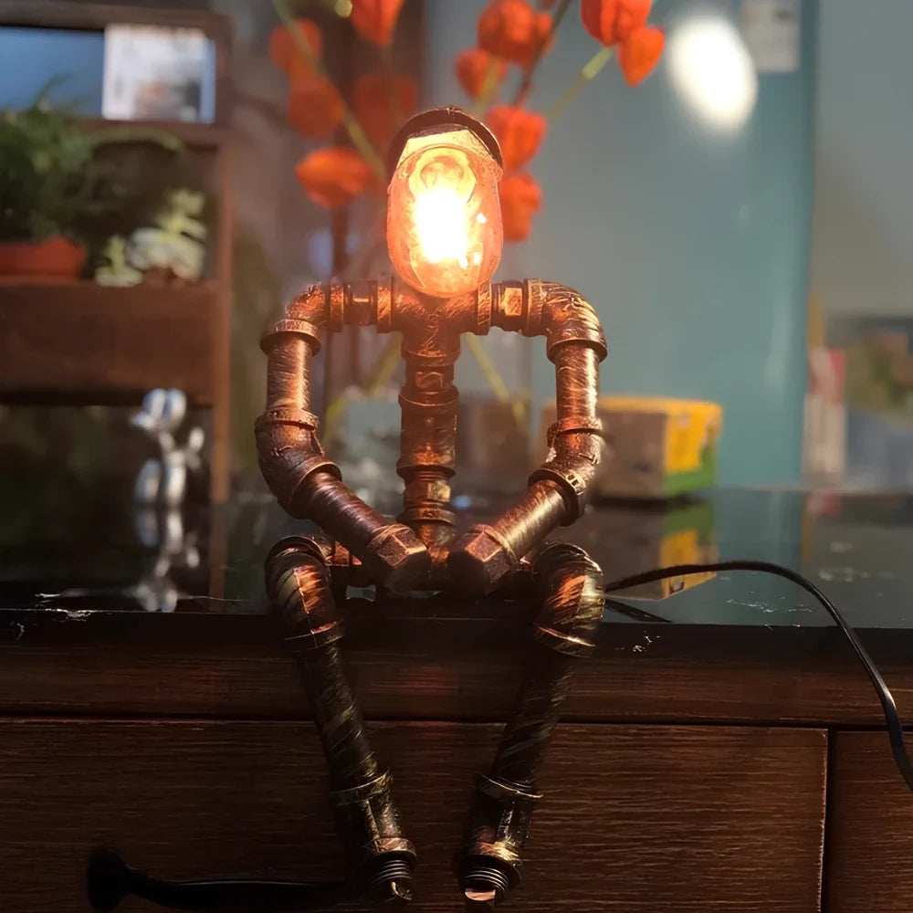 Steampunk Tischlampe aus Eisenrohren mit Vintage-Glühbirne