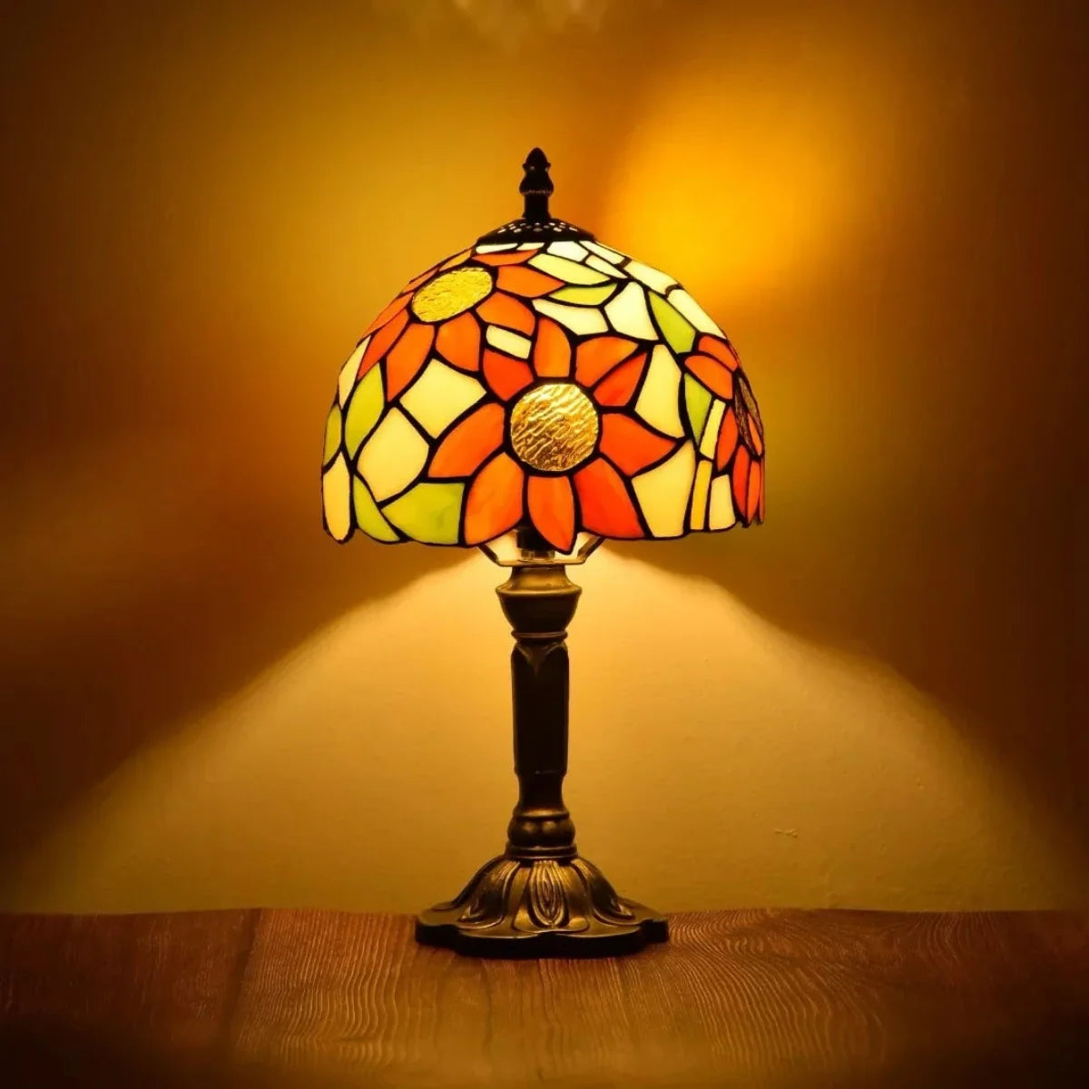 Antike Tischlampe mit Glasmalerei im Barock- oder Blumenmuster