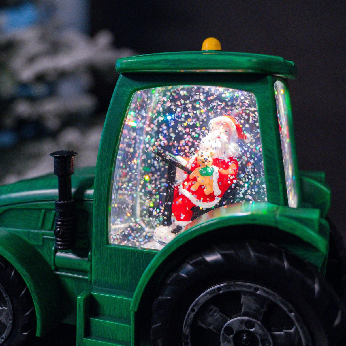 Traktor „Santa on Tour“ mit Schneeeffekt (17 x 22 x 11,3 cm)