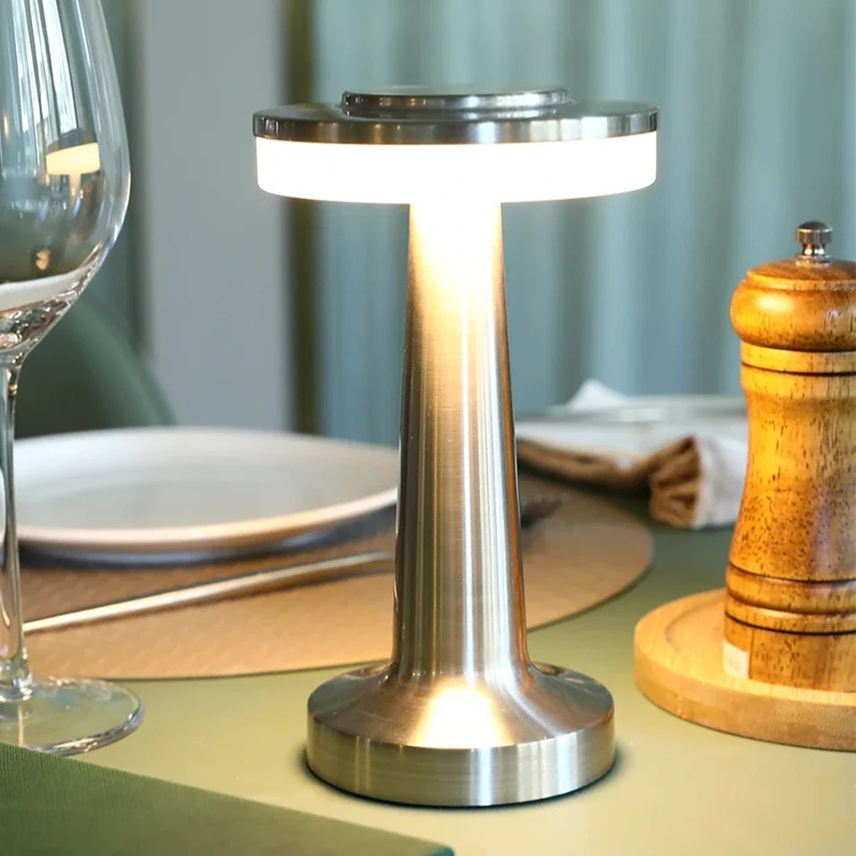Retro Tischlampe aus Eisen mit dimmbarer Lichtfarbe und kabellosem Design
