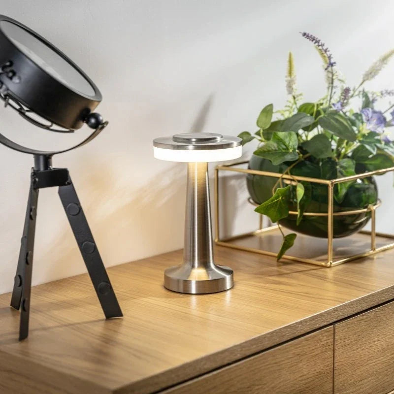 Retro Tischlampe aus Eisen mit dimmbarer Lichtfarbe und kabellosem Design
